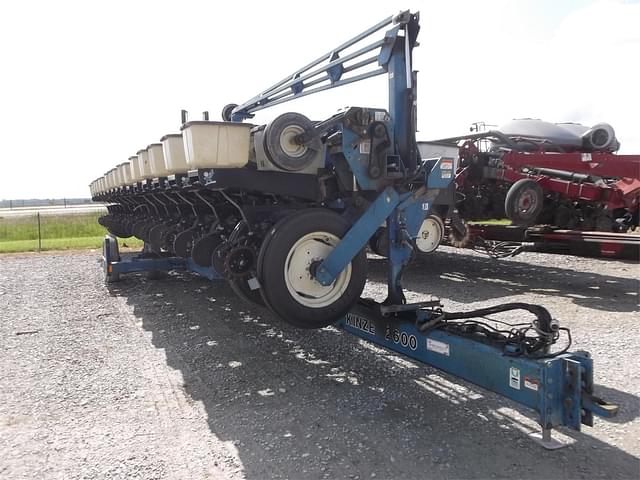 Image of Kinze 2600 equipment image 2