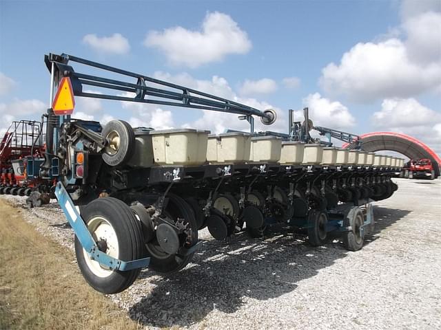 Image of Kinze 2600 equipment image 4