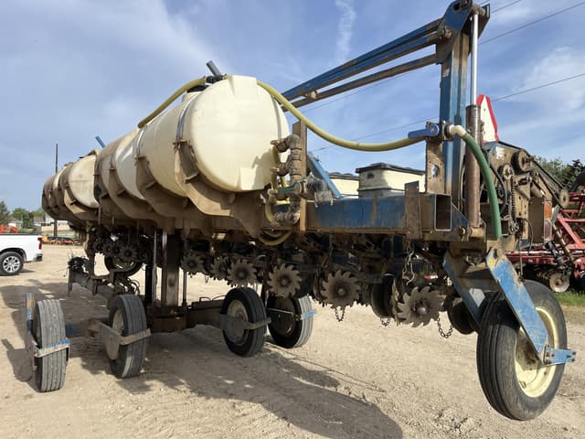 Image of Kinze 2600 equipment image 4
