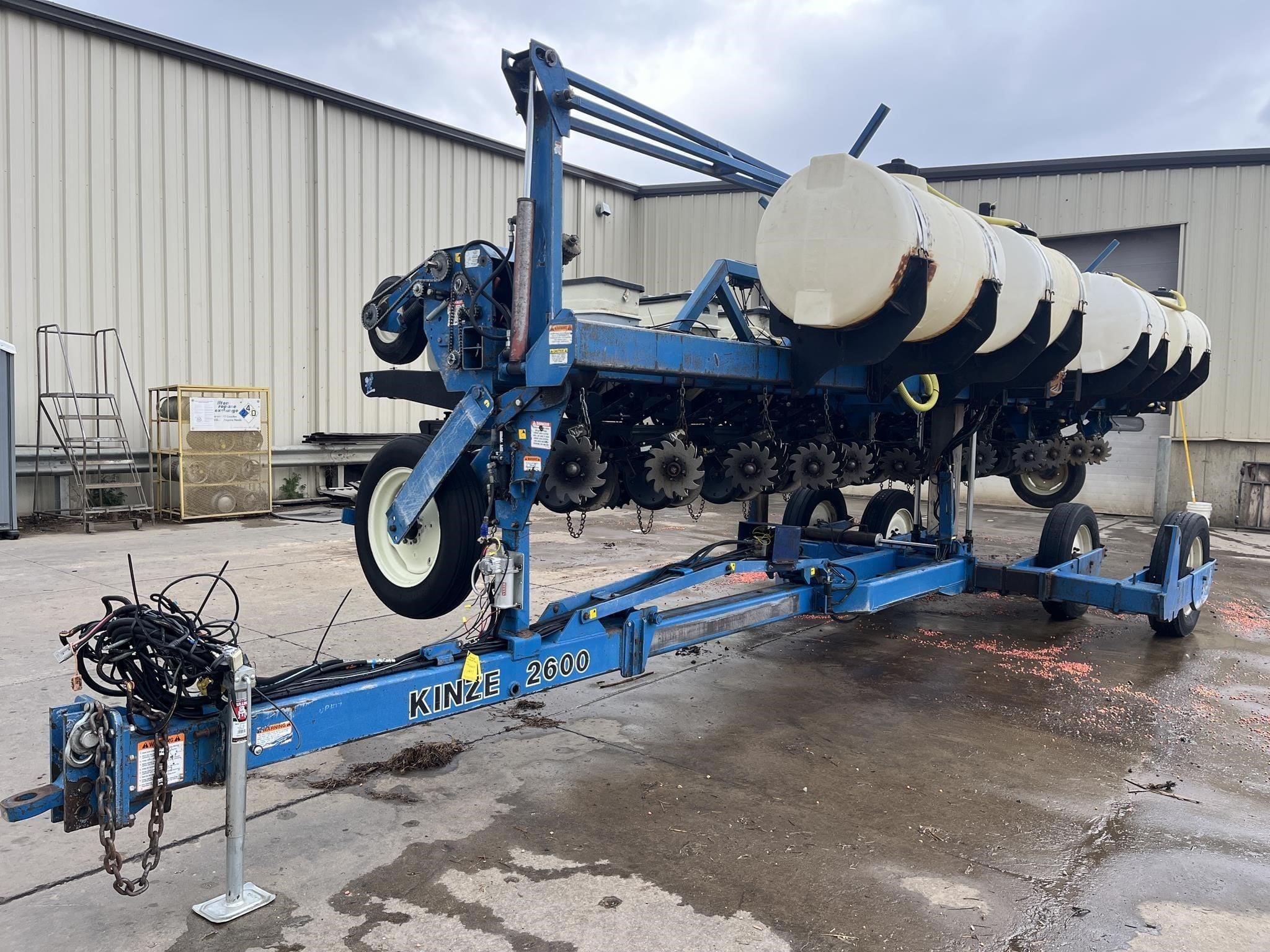 1995 Kinze 2600 Equipment Image0