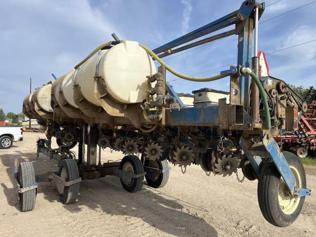 Image of Kinze 2600 equipment image 3