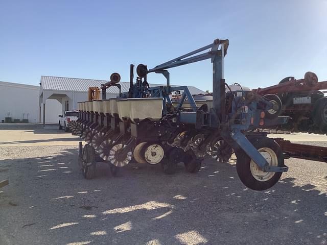 Image of Kinze 2600 equipment image 4