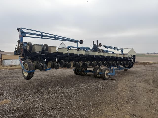 Image of Kinze 2600 equipment image 2