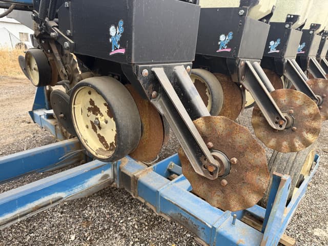 Image of Kinze 2600 equipment image 4