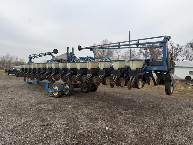 Image of Kinze 2600 equipment image 3