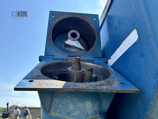Image of Kinze 840 equipment image 4