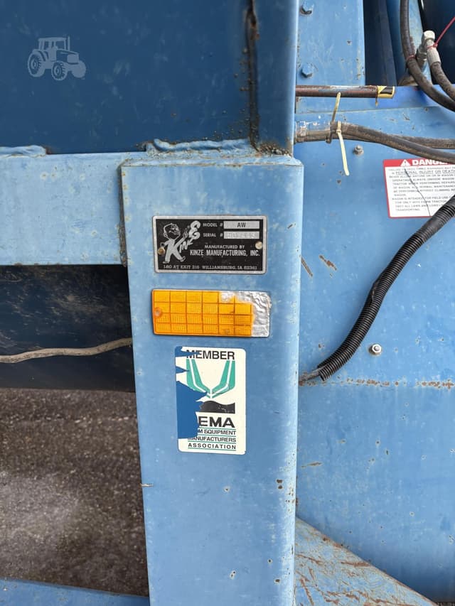 Image of Kinze 840 equipment image 2