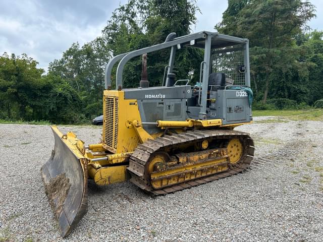 Image of Komatsu D32E equipment image 2