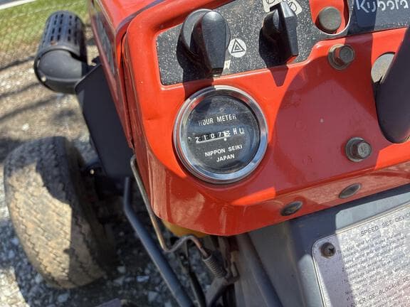 Image of Kubota B7100 equipment image 4
