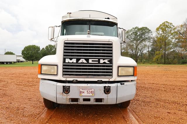 Image of Mack CH613 equipment image 1