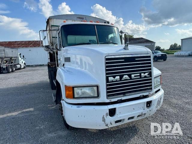 Image of Mack CH613 equipment image 3