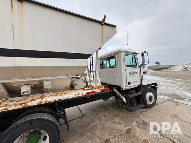 Image of Mack CH613 equipment image 2