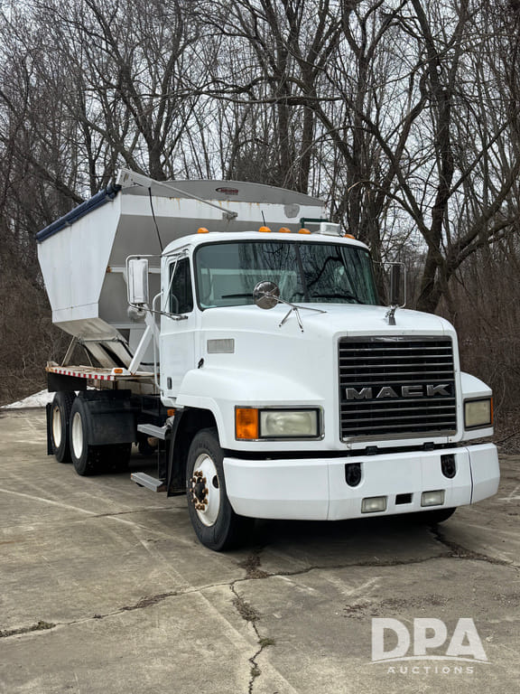 1995 Mack CH613 Equipment Image0