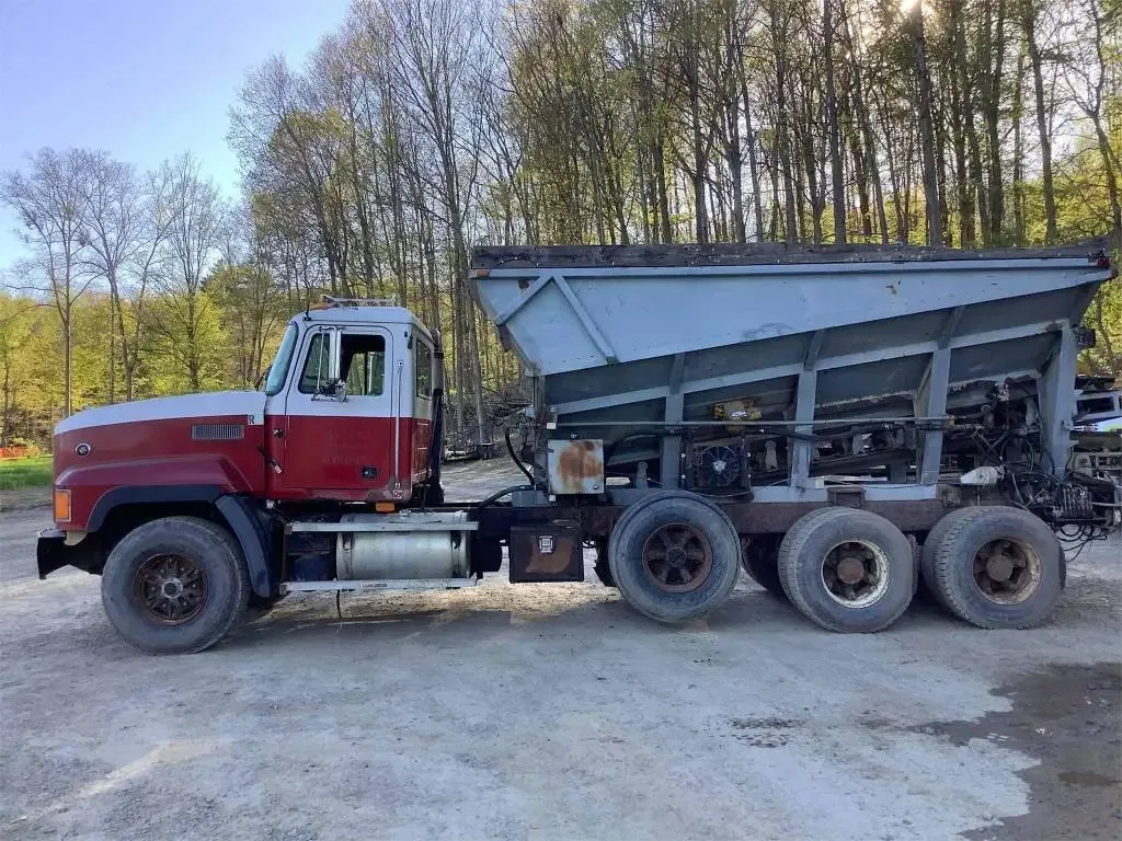 1995 Mack CL700 Equipment Image0