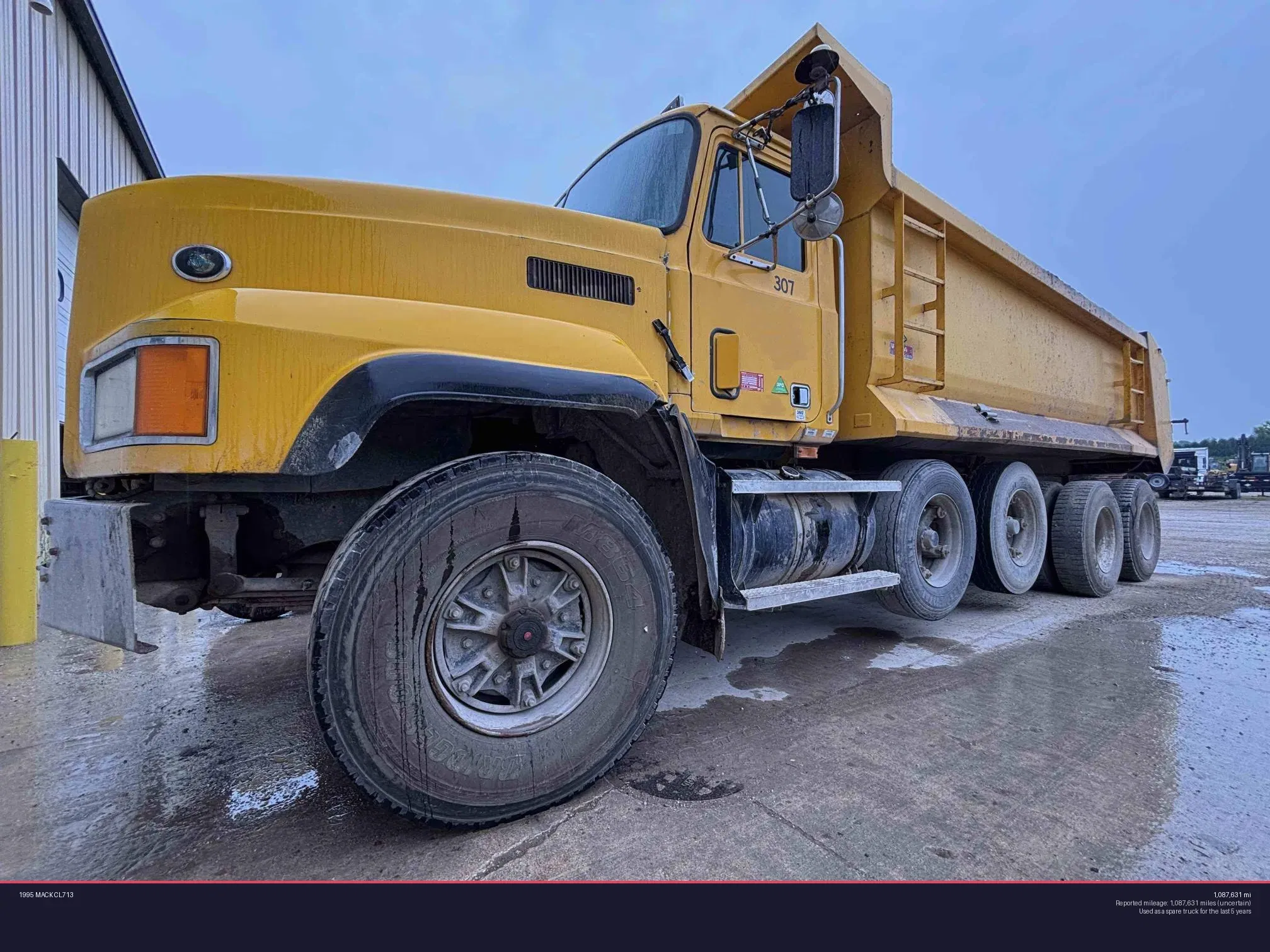 1995 Mack CL713 Equipment Image0