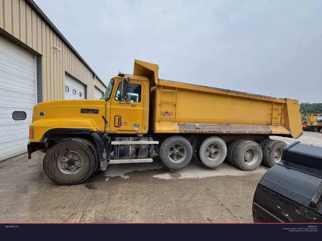 Image of Mack CL713 equipment image 1