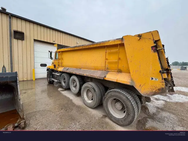 Image of Mack CL713 equipment image 3