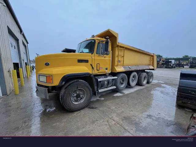 Image of Mack CL713 equipment image 2
