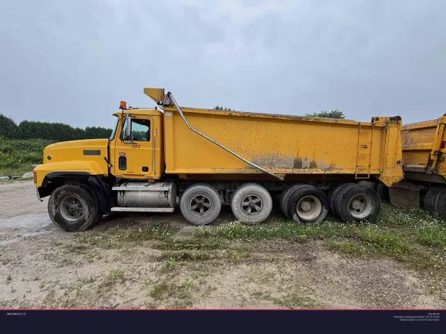 Image of Mack CL713 equipment image 1
