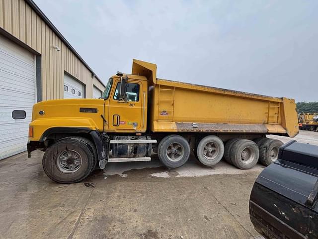 Image of Mack CL713 equipment image 1