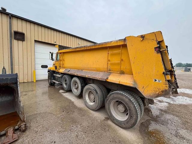 Image of Mack CL713 equipment image 3