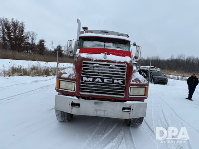 Image of Mack CL713 equipment image 3