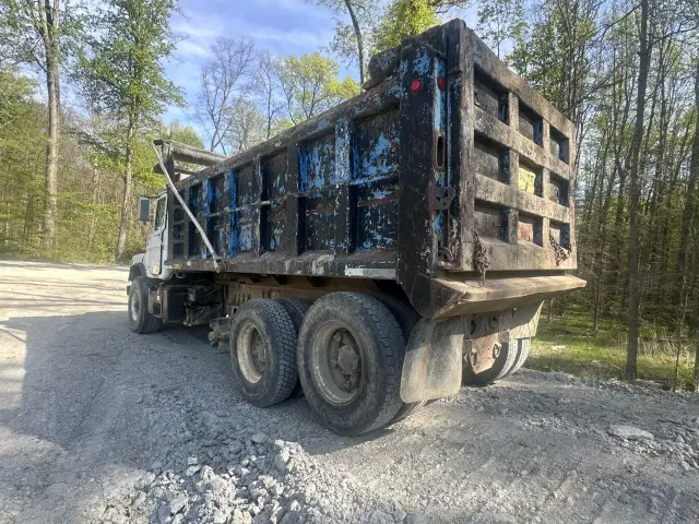 Image of Mack DM690S equipment image 4