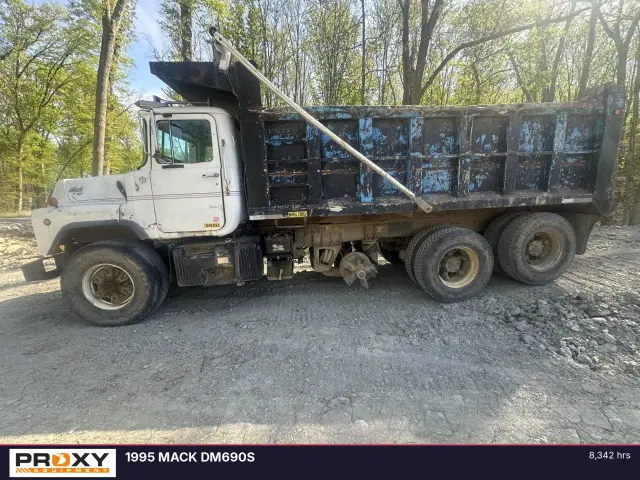 Image of Mack DM690S equipment image 3