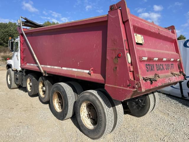 Image of Mack DM690S equipment image 2