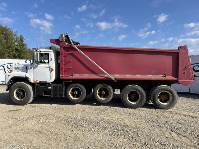 Image of Mack DM690S equipment image 1