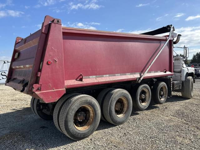 Image of Mack DM690S equipment image 4