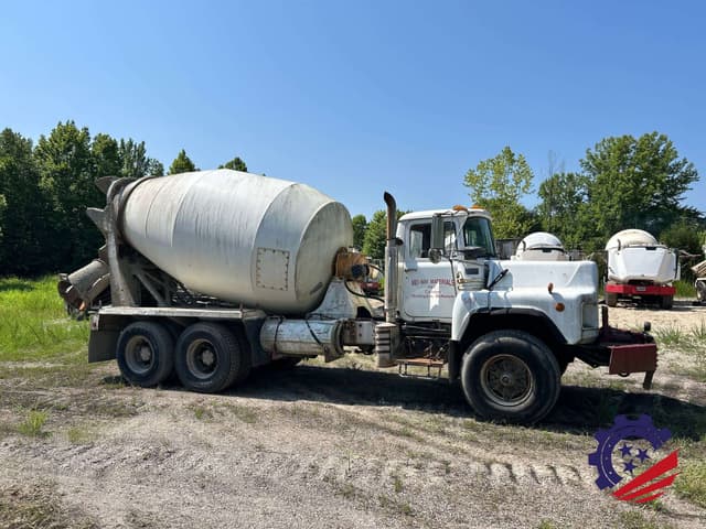 Image of Mack DM690S equipment image 3