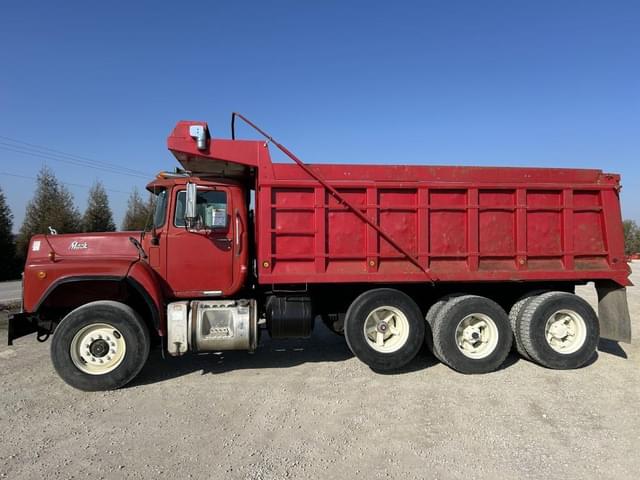 Image of Mack RB688S equipment image 2