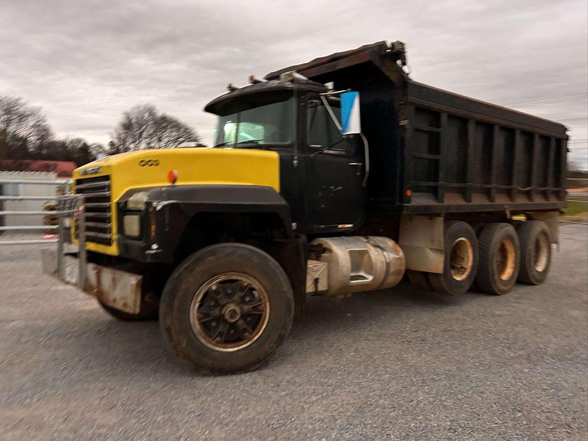 1995 Mack RD688S Equipment Image0