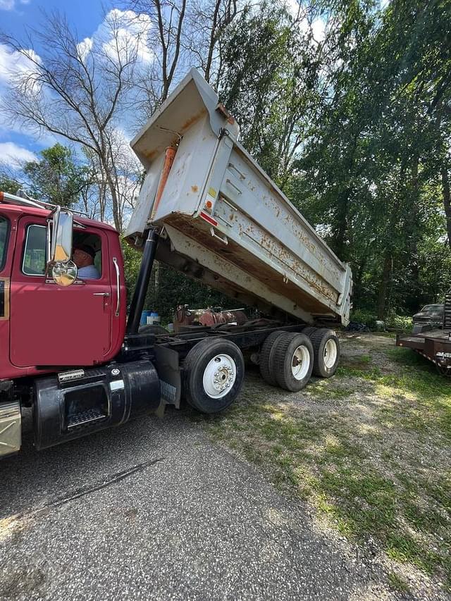 Image of Mack RD688S equipment image 3
