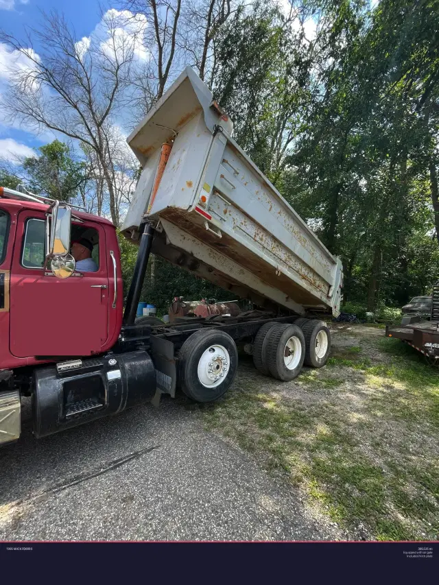 Image of Mack RD688S equipment image 3