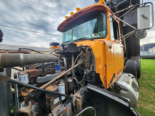 Image of Mack RD688S equipment image 2