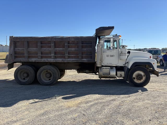 Image of Mack RD690S equipment image 3