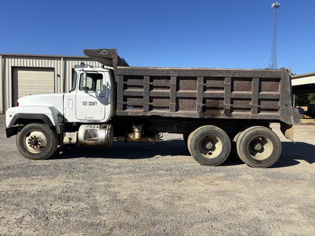 Image of Mack RD690S equipment image 1