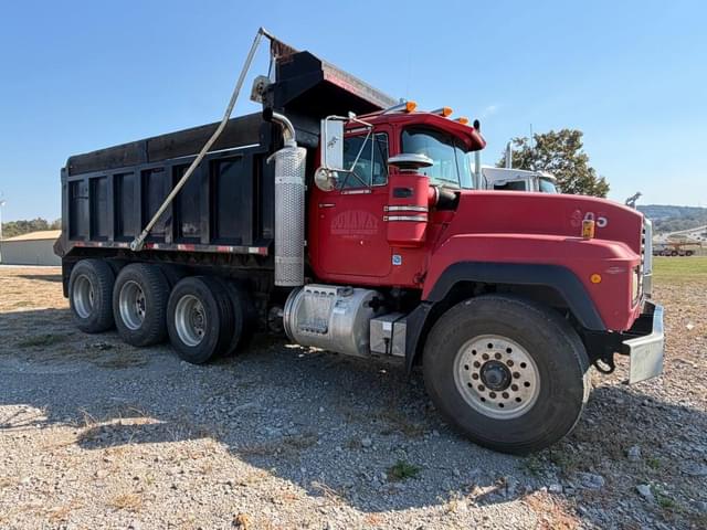 Image of Mack RD690S equipment image 2