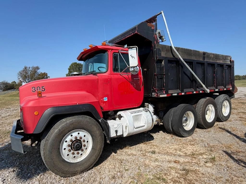 1995 Mack RD690S Equipment Image0