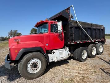 Main image Mack RD690S