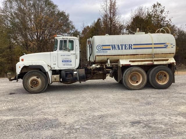 Image of Mack RD690S equipment image 2