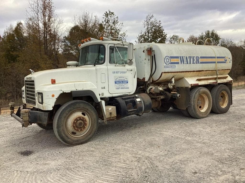 Image of Mack RD690S Primary image