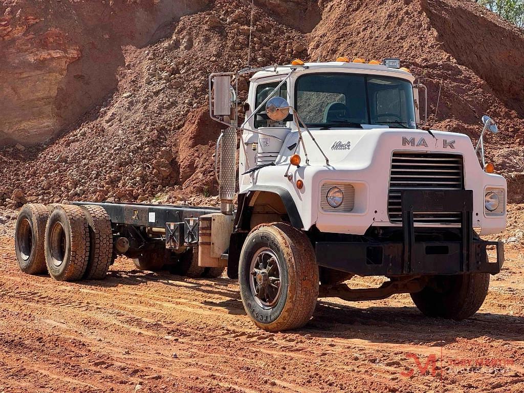 Image of Mack DM690S Primary image