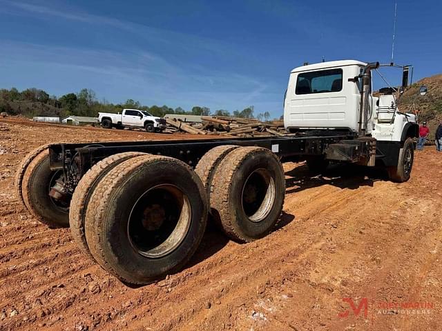 Image of Mack DM690S equipment image 2