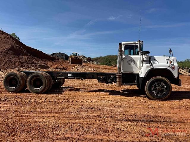 Image of Mack DM690S equipment image 1