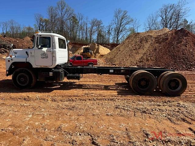 Image of Mack DM690S equipment image 4