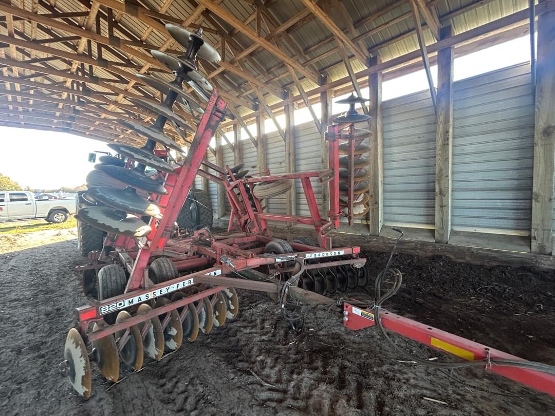 Image of Massey Ferguson 820 Image 1