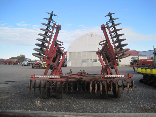 Image of Massey Ferguson 820 equipment image 4